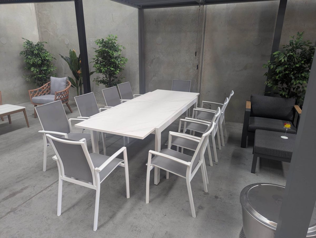 La Mesa Retractable 10-Seat Outdoor Dining Table - Image 7