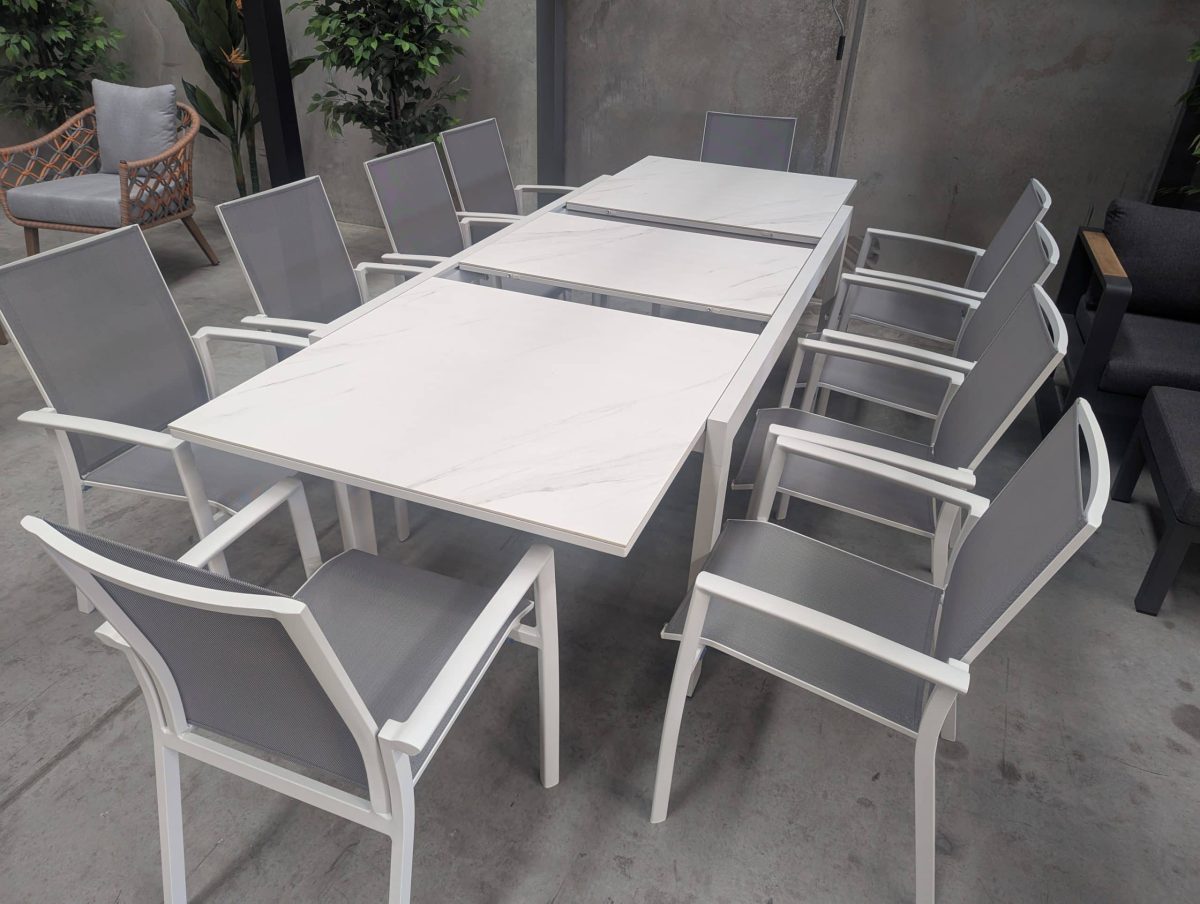 La Mesa Retractable 10-Seat Outdoor Dining Table - Image 8