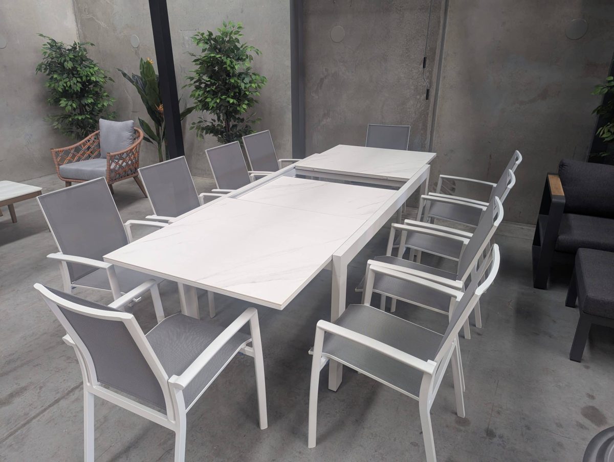 La Mesa Retractable 10-Seat Outdoor Dining Table - Image 9