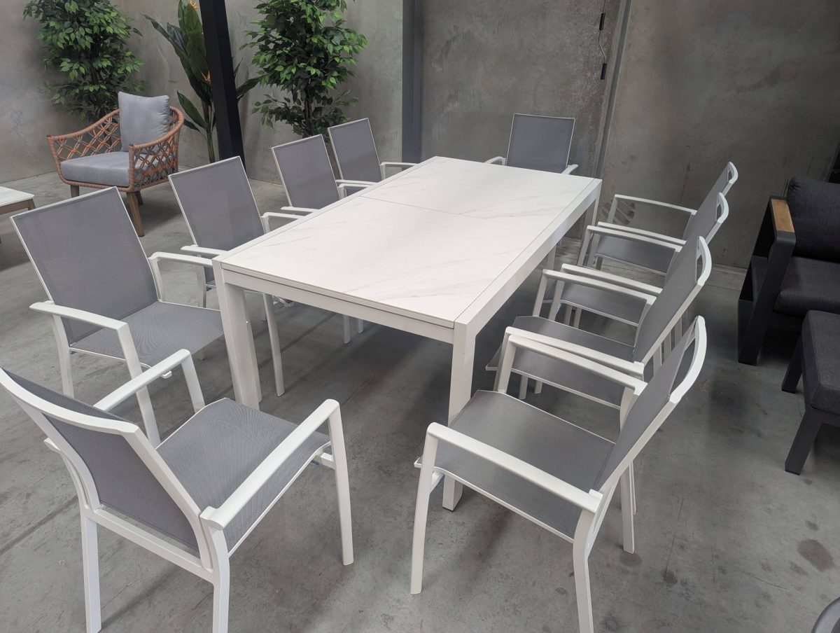 La Mesa Retractable 10-Seat Outdoor Dining Table - Image 10