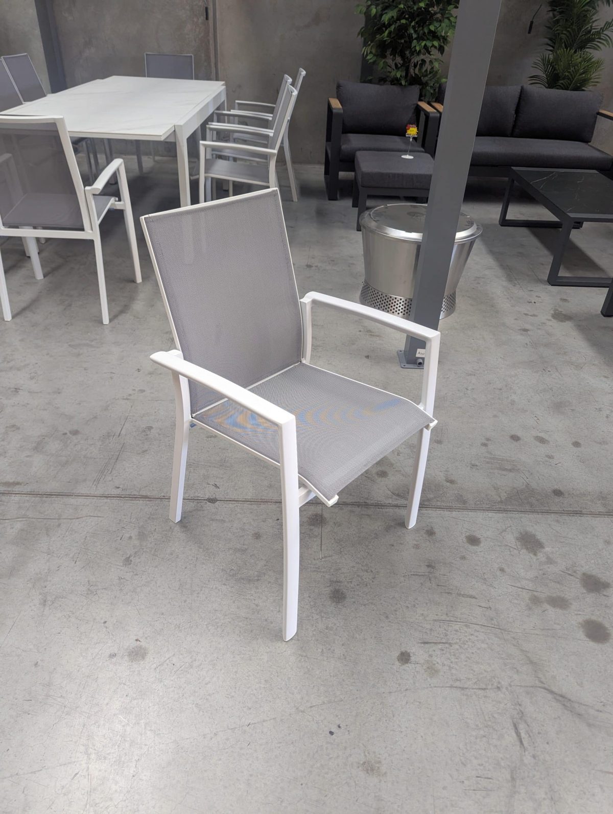 La Mesa Retractable 10-Seat Outdoor Dining Table - Image 11