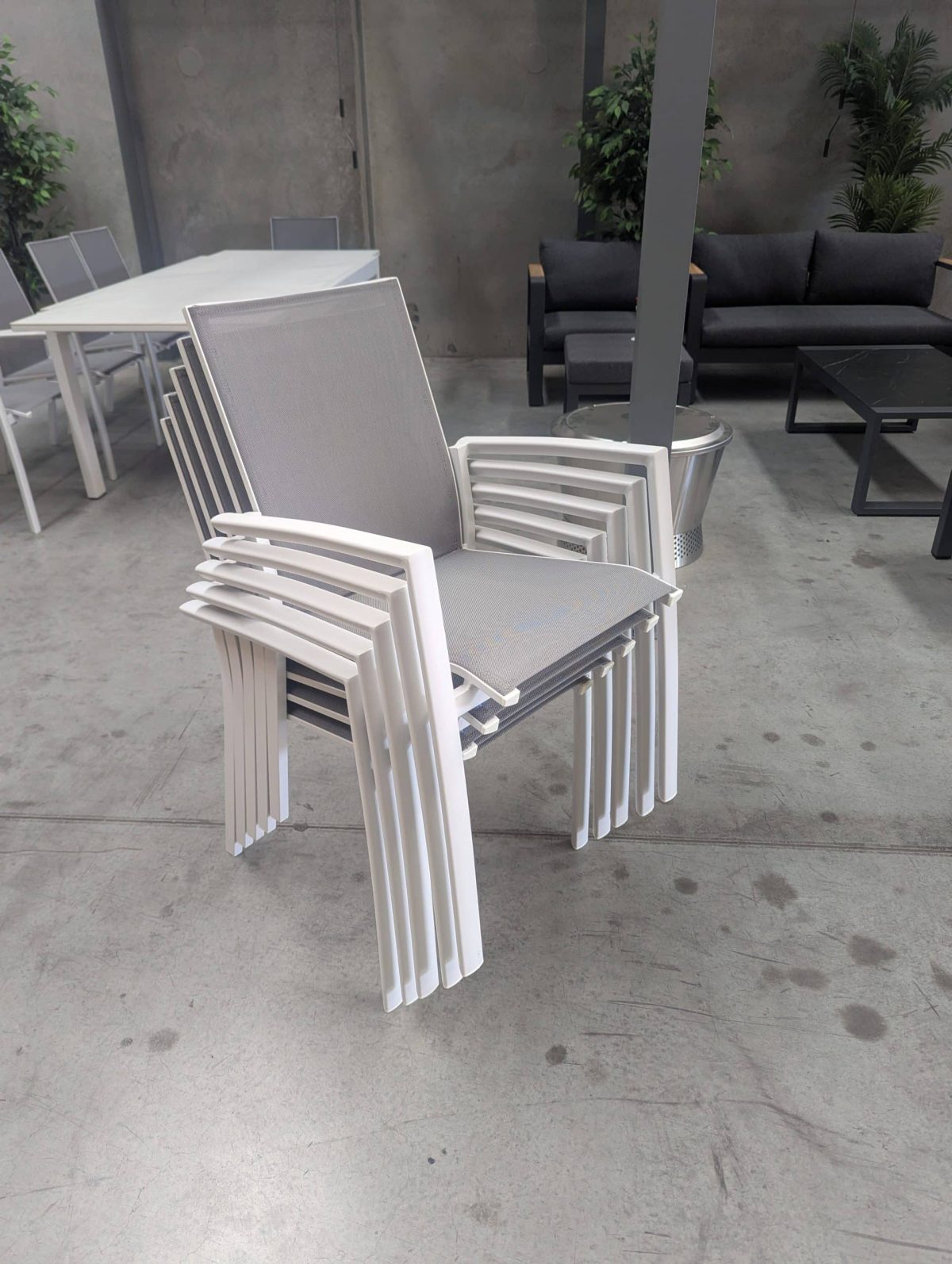 La Mesa Retractable 10-Seat Outdoor Dining Table - Image 12